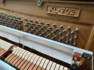 Piano vertical japonés KAWAI KL702 al por mayor para compradores globales con sonido cálido y rico de gama alta para estudio doméstico - Product Image 5