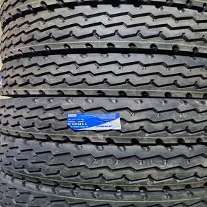 Neumáticos de Camión Sólidos Diagonales 11R22.5 de Primera Calidad, con Alta Tracción y Estabilidad para Camiones Comerciales - Product Image 3