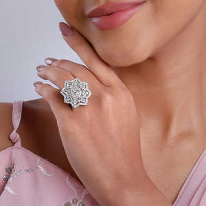 Anneaux de mode en acier inoxydable argenté incrustés de pétales précieux plaqué or rose 18 carats bijoux de mode de style moderne sous licence «IS» - Product Image 6