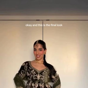 Ensemble de costume en velours avec travail de séquence de fils, dupatta en filet papillon, tenue de soirée de créateur, haut et pantalon en velours viscose avec dupatta - Product Image 3