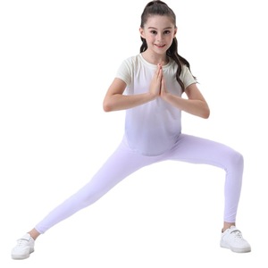 Set di Abbigliamento Yoga per Bambine Completo con Maglietta a Maniche Corte e Pantaloni - Product Image 2