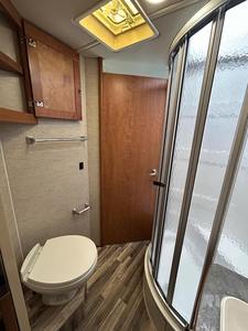 EN OFERTA: Autocaravana W-I-N-N-E-B-AG-O V-I-S-T-A 31BE USADA EN EXCELENTES CONDICIONES, MODELO 2017, ALTO RENDIMIENTO, 36 pies de largo, 2000 kg de carga útil, color oscuro, en venta. - Product Image 2