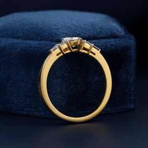 Bague de fiançailles en or jaune 14 carats bleu clair trillion et taille baguette minuscule diamant cultivé en laboratoire bague de mariage appropriée pour son cadeau - Product Image 4