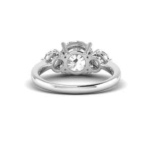 Anillo AJRETAIL de Oro Blanco con Tres Piedras Engastadas en Pavé, Diamante Cultivado en Laboratorio de 2.446 Quilates, Color E, Claridad VS2, Certificado IGI, Unisex - Product Image 3