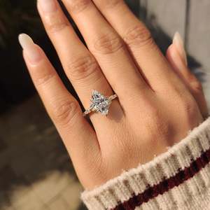 Bague de fiançailles florale en diamant de laboratoire de forme marquise, inspirée de la nature, certifiée IGI, or avec 8 pierres latérales par Unii Jewels - Product Image 4