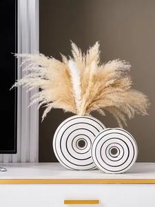 Jarrón de cerámica negro que añade calidez y personalidad a los interiores, mientras se integra perfectamente con los estilos de diseño modernos y rústicos. - Product Image 2