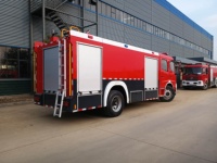 Nouveau camion de pompiers diesel 4x2 de secours d'urgence avec échelle aérienne et moteur haute pression pour la lutte contre les incendies urbains