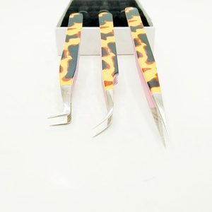 Pince à cils droite pointue, incurvée et à 90 degrés en acier durable enduit de poudre jaune et noire - Product Image 3