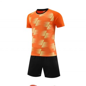 Vente en gros de vêtements de football à manches courtes personnalisés Chemise et survêtement de football en polyester respirant Fournisseur BD pour les uniformes de maillot de sport - Product Image 1
