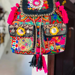 Bolso de mano de algodón bordado atemporal con intrincados patrones florales perfecto para novias y eventos especiales - Product Image 3