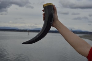 Corne à boire gravée à la main avec bord en laiton ou pointe en spirale Option de coupe Support personnalisé disponible. - Product Image 2