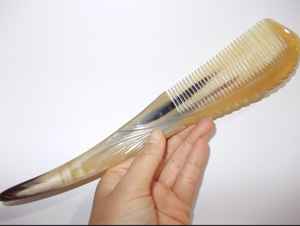 Peigne en corne naturelle avec logo personnalisé - Product Image 6