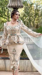 Cuentas de cristal adornadas con estilo y hermosas, perlas, piedra de cristal en VESTIDO KARAROU rosa claro con velo en tela de terciopelo = 2025 - Product Image 2