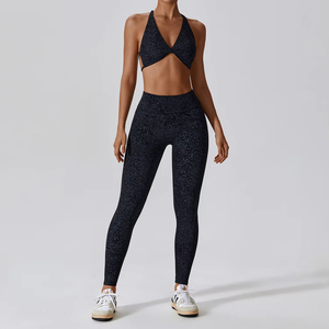 Conjunto de yoga para gimnasio para mujer de la mejor calidad Nuevo diseño Patrón sólido Tejido Skinny Fit en material superior Hecho en Pakistán - Product Image 3