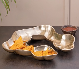 ถาดเสิร์ฟไม้พร้อมด้ามจับโลหะลายดอกไม้สีทองของตกแต่งหรูหราสำหรับใส่ขนมและของตกแต่งโต๊ะ - Product Image 1