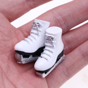 Nouveauté : Mini patins à <span class=keywords><strong>glace</strong></span> en résine 1:12, accessoires pour maison <span class=keywords><strong>de</strong></span> poupée, modèle décoratif <span class=keywords><strong>de</strong></span> Noël, jouets <span class=keywords><strong>de</strong></span> patinage - Product Image 1