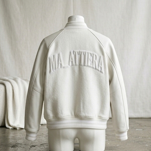 เสื้อแจ็คเก็ต Letterman สีขาวสำหรับผู้ชาย ตัวเสื้อผ้าฟลีซ แขนหนัง ทรงบอมเบอร์ ปักลายตามสั่ง รับผลิตแบบ OEM ODM - Product Image 2