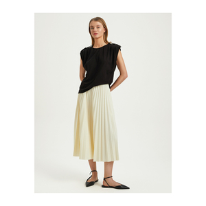T-shirt décontracté en coton pour femme, coupe ample, détails épaulettes, fabriqué en Turquie - Product Image 1