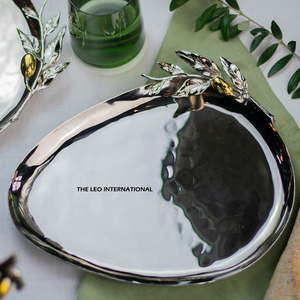 Petit déjeuner utilise un plateau de service en bois avec des poignées de conception de fleurs Plateau unique Plateau décoratif de table écologique - Product Image 2