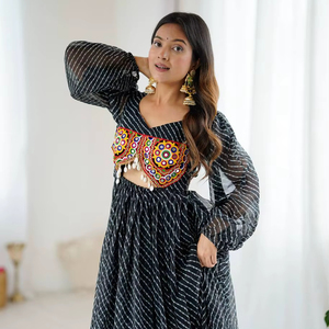 Robe maxi en georgette à imprimé numérique élégante et haut de gamme pour les célébrations festives, design élégant à points de chaînette, prêt à porter en boutique - Product Image 1