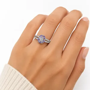 Anillo con Halo de Jade Corte Esmeralda y Rubí en Baño de Rodio y Oro - Product Image 5