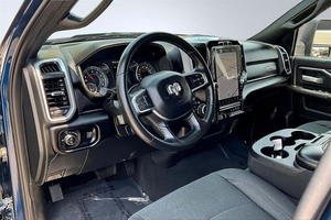 RAM 2500 Big Horn Crew Cab 2024 USADO, Tracción en las Cuatro Ruedas, Automático, Volante a la Izquierda, ACC, Neumáticos R19, Interior Oscuro, Asientos de Tela, Faros LED, Pantalla Táctil - Product Image 6