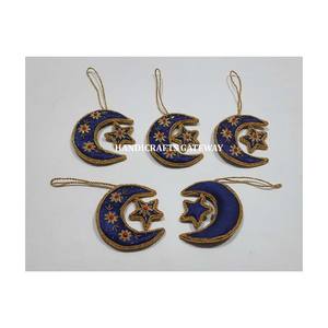 Excellente lune suspendue de Noël de qualité d'exportation fine avec des ornements de travail perlés de broderie de Zari en forme d'étoile à des fins de cadeaux - Product Image 1