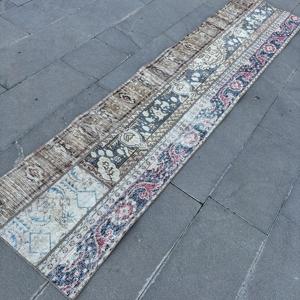 Alfombra Turca de 2x8.6 pies, Alfombra Vintage Azul a Cuadros de Lana - Product Image 2