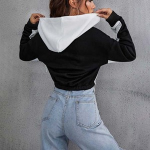 Top Corto Holgado con Capucha de Dos Colores para Mujer, Diseño Moderno - Product Image 2