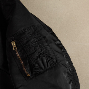 Blouson Bomber d'Hiver en Satin Noir Jet Imperméable Coupe-Vent - Vente en Gros à Prix Raisonnables Coupe Classique avec Bordures Assorties - Product Image 2