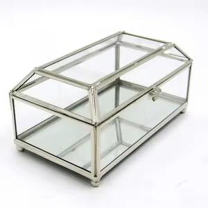 Caja de Anillos de Vidrio con Acabado de Cobre, Forma Hexagonal, Borde Transparente para Empaque de Aretes, Joyas y Bisutería - Product Image 6