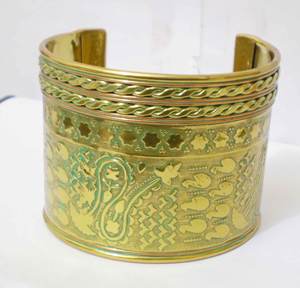 Brazalete de Cobre Chapado en Oro de Lujo para Mujer, Incrustaciones Únicas de Esmalte Verde con Diseño Intrincado de Grabado Floral Paisley, Artesanía en Metal - Product Image 2