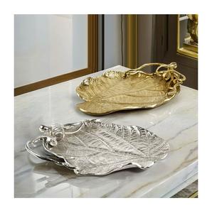 Plateau de service en fonte d'aluminium avec finition ornée et savoir-faire artistique parfait pour les étalages de vacances - Product Image 4