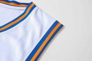 Uniformes de basket-ball personnalisés, polyester durable, coupe ajustée, maillots d'équipe, shorts, vêtements d'exportation OEM ODM - Product Image 2