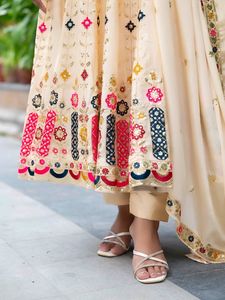Robe de mariée indienne Style ethnique lourd Chinon soie avec broderie séquentielle travail fantaisie Anarkali robe avec pantalon Dupatta - Product Image 5