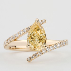 Bague de fiançailles et d'anniversaire en zircone cubique jaune taille poire, style Bypass Pave, pour elle - Product Image 1