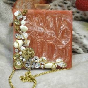 Pochette pour femme faite à la main, sacs à main en résine personnalisés, ornés de coton, de strass, de boutons et de perles, sac à main tendance à fermeture ouverte - Product Image 1