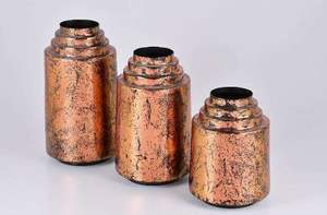 Florero artístico de metal de hierro con un diseño bellamente diseñado para hacer una declaración en interiores elegantes y lujosos - Product Image 6