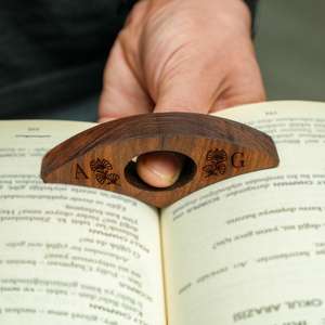 Porte-page en bois poli fait main et durable pour la lecture à une main – Accessoire de lecture écoresponsable pour lecteurs quotidiens - Product Image 4