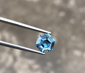 พลอยโทแพซธรรมชาติทรงหกเหลี่ยมลอนดอนสีน้ำเงินอัญมณีเจียระไนแบบเหลี่ยมเพชรพลอยหลวมแบบตัดเป็นชิ้น - Product Image 5