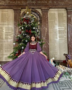 Robe longue vintage en mousseline brodée traditionnelle pour filles colorées, artisanat haut de gamme fait main pour les mariages et les soirées festives - Product Image 1