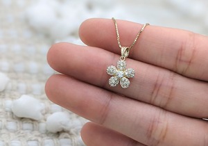 Collier pendentif fleur en or 14 carats avec diamant moissanite VVS de conception optimale pour femme, idée cadeau d'anniversaire à bas prix - Product Image 3