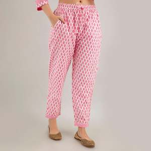 Kurta Recta de Gasa con Estampado Floral Rosa, Pantalones y Dupatta con Diseño de Pecho Decorado - Product Image 6