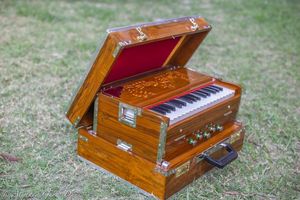 Armonio de madera ligero con auténtico sonido indio Ideal para clases de música devocional y actuación en cualquier lugar - Product Image 4