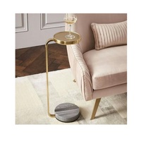 Table d'appoint classique en bois avec finition en noyer riche, offrant un charme intemporel et une commodité quotidienne pour les espaces de vie chaleureux