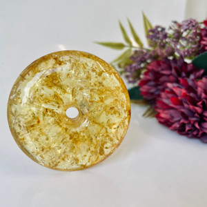 Pendentif Donut en Ambre Jaune de la Baltique, Ambre Cognac Clair avec Inclusions - Product Image 1