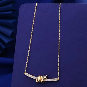 Collar con colgante redondo minimalista elegante, diseño de cadena de oro para mujer, pieza de joyería atemporal para oficina formal o uso diario - Product Image 1