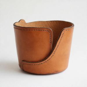 Olla de cuero en miniatura suave y cálida con construcción artística que ofrece un diseño orgánico para esquinas verdes interiores tranquilas - Product Image 2