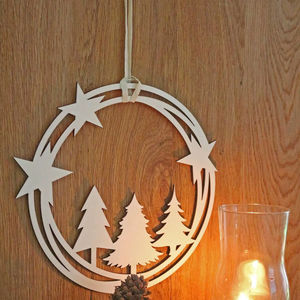 Adornos colgantes de pared navideños de madera tradicionales perfectos para temas clásicos de decoración del hogar de vacaciones - Product Image 1