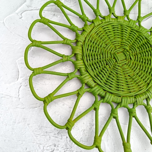 ถาดวางโต๊ะไม้ไผ่และหวายลายดอกไม้สีเขียวผลิตภัณฑ์ที่เป็นมิตรต่อสิ่งแวดล้อมทำในเวียดนามแผ่นรองจานทอขายส่งทันสมัย - Product Image 2